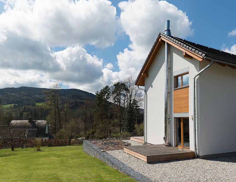 pasivni-panelovy-dum-vyhled-z-pozemku