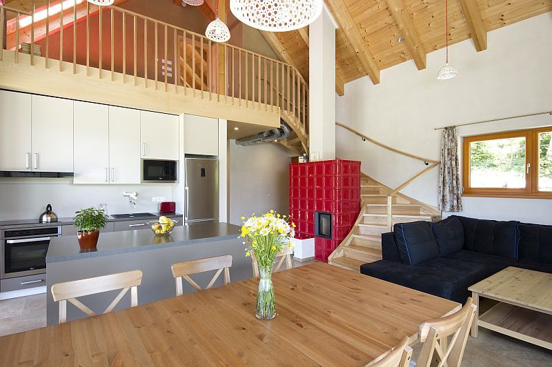 beskydska-chalupa-interier-kuchyn-s-obyvacim-pokojem