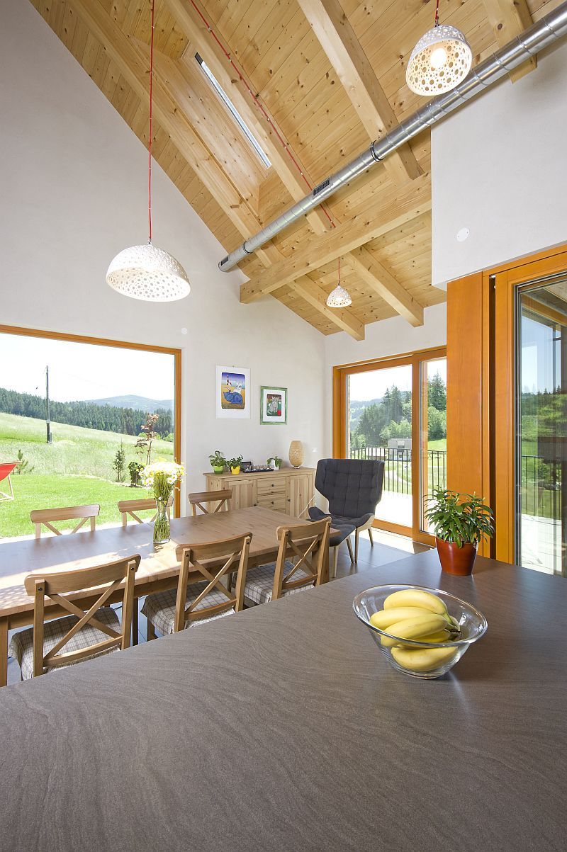 beskydska-chalupa-interier-vyvysena-strecha