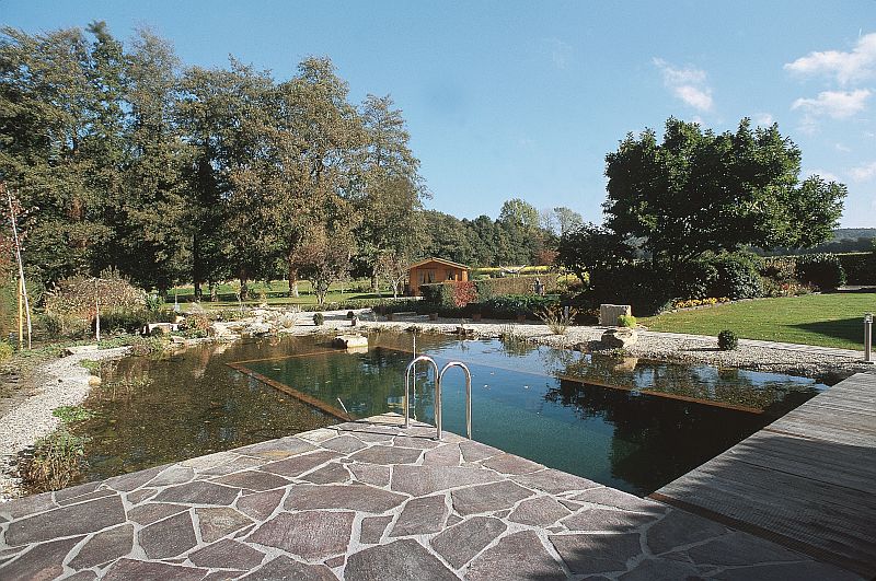 koupaci-jezirko-s-molem