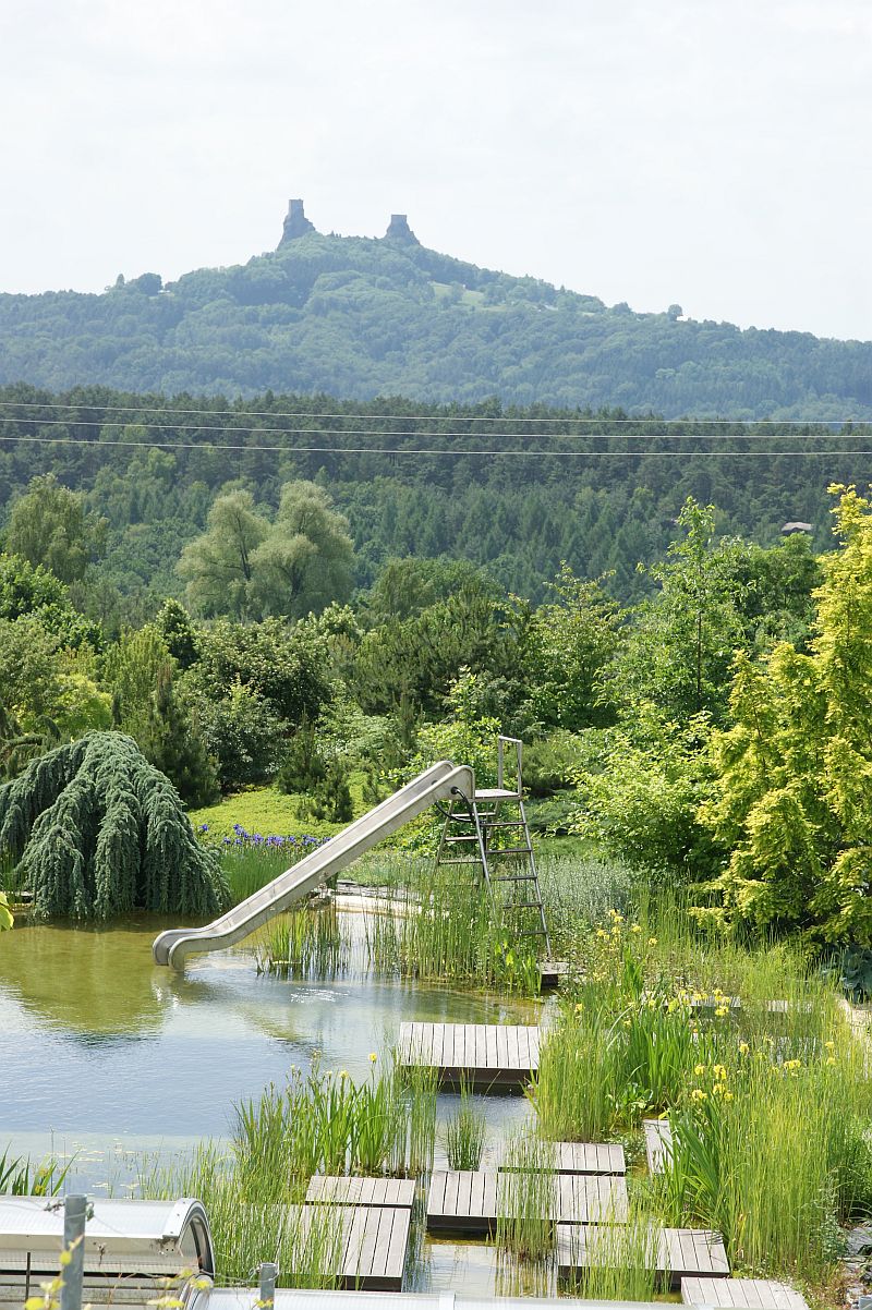 koupaci-jezirko-skluzavka