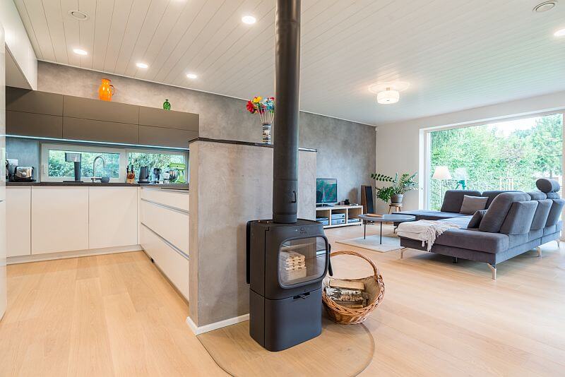 moderni-pasivni-drevostavba-interier-kamna