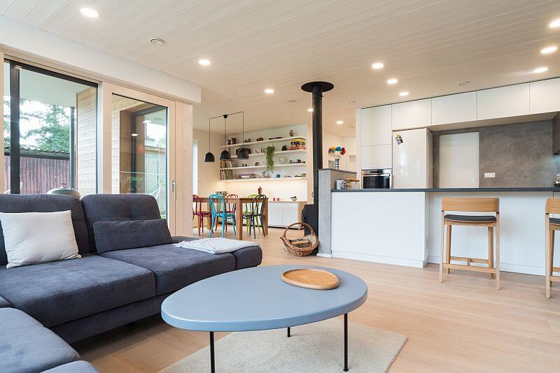 moderni-pasivni-drevostavba-interier-pohled-na-kuchyn