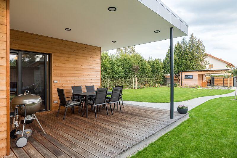 moderni-pasivni-drevostavba-terasa