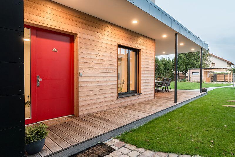 moderni-pasivni-drevostavba-vchod-do-domu