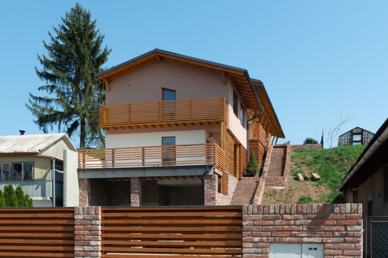 DrevoaStavby.cz | Pasivn&iacute; dřevostavba v prudk&eacute;m svahu