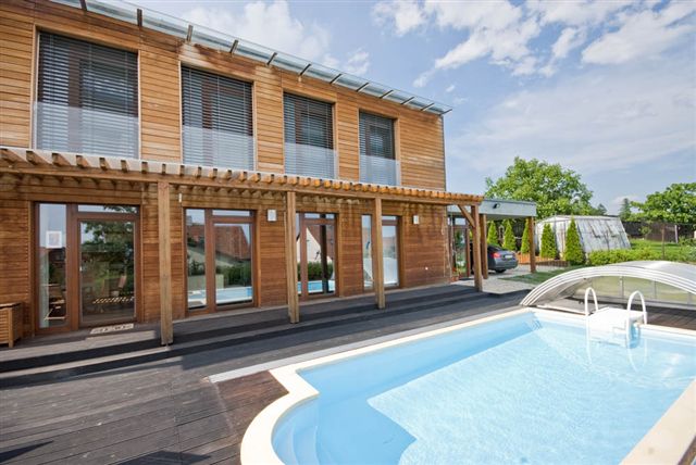 drevostavba-s-exotickym-drevem-bazen