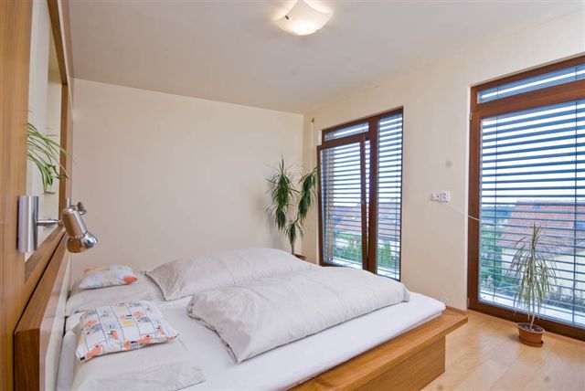 drevostavba-s-exotickym-drevem-loznice