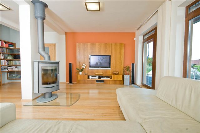 drevostavba-s-exotickym-drevem-obytny-prostor