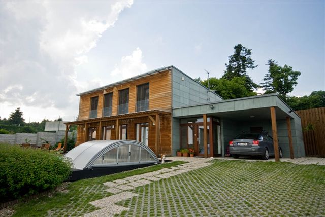 drevostavba-s-exotickym-drevem-parkovaci-stani