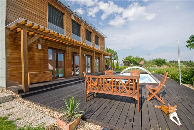 drevostavba-s-exotickym-drevem-terasa