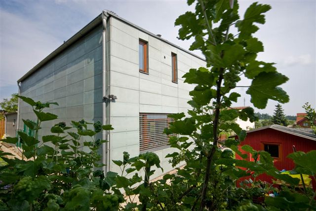 drevostavba-s-exotickym-drevem-zadni-cast