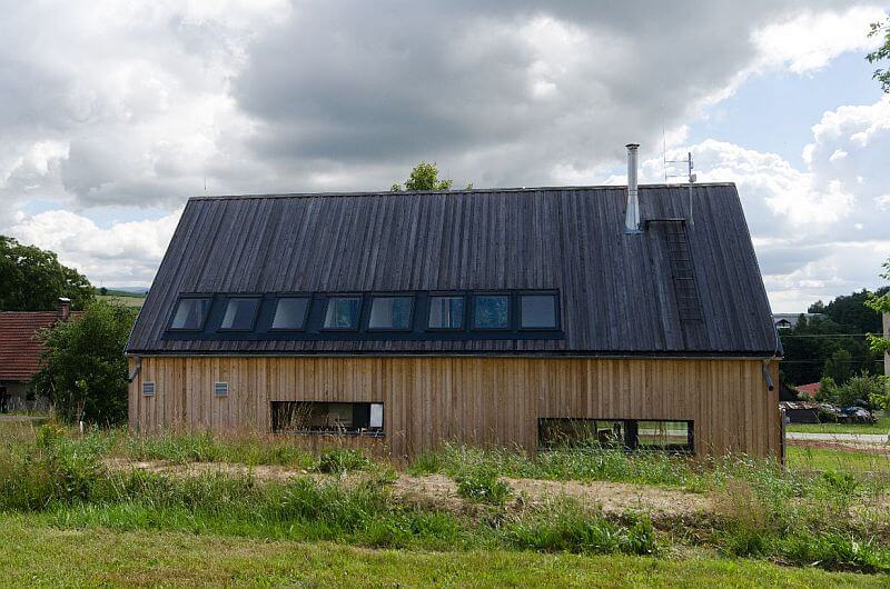 moderni-drevostavba-12-dum-zadni-stena