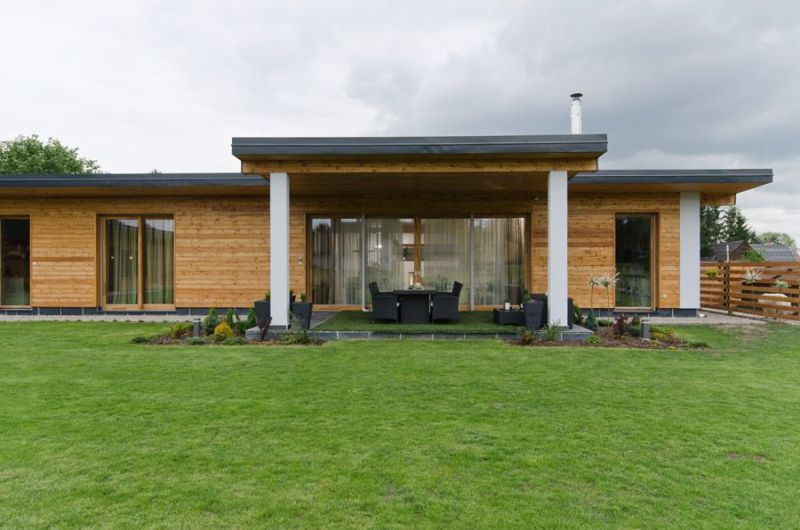 DrevoaStavby.cz | Moderní přízemní dřevostavba s fasádou z modřínu DrevoaStavby.cz | Moderní přízemní dřevostavba s fasádou z modřínu