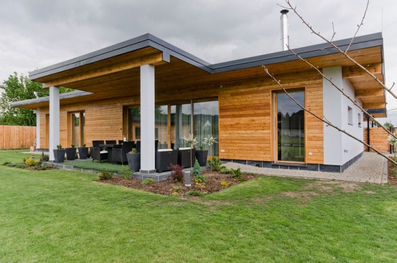 DrevoaStavby.cz | Moderní přízemní dřevostavba s fasádou z modřínu DrevoaStavby.cz | Moderní přízemní dřevostavba s fasádou z modřínu