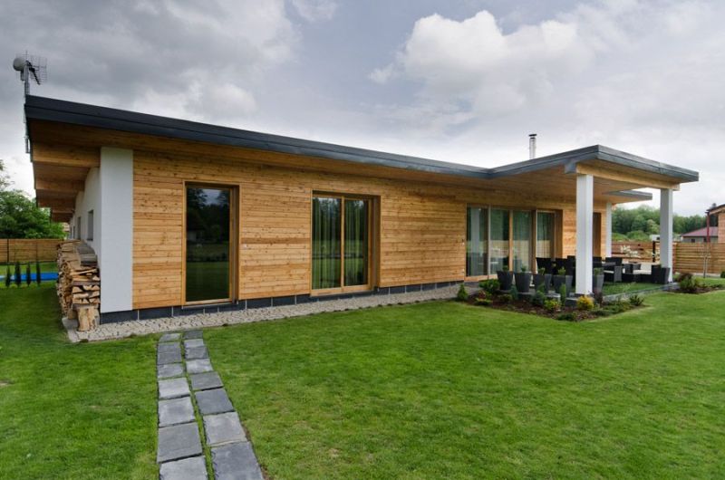 DrevoaStavby.cz | Moderní přízemní dřevostavba s fasádou z modřínu DrevoaStavby.cz | Moderní přízemní dřevostavba s fasádou z modřínu