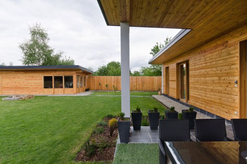 DrevoaStavby.cz | Moderní přízemní dřevostavba s fasádou z modřínu DrevoaStavby.cz | Moderní přízemní dřevostavba s fasádou z modřínu