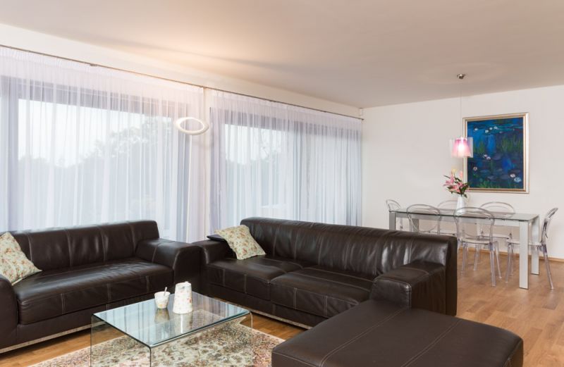 utulny-bungalov-obyvaci-pokoj