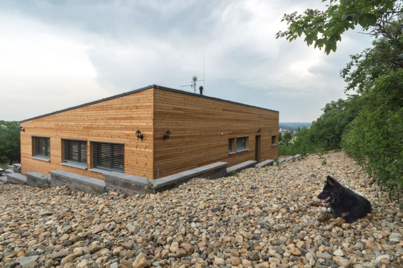 utulny-bungalov-ve-svahu