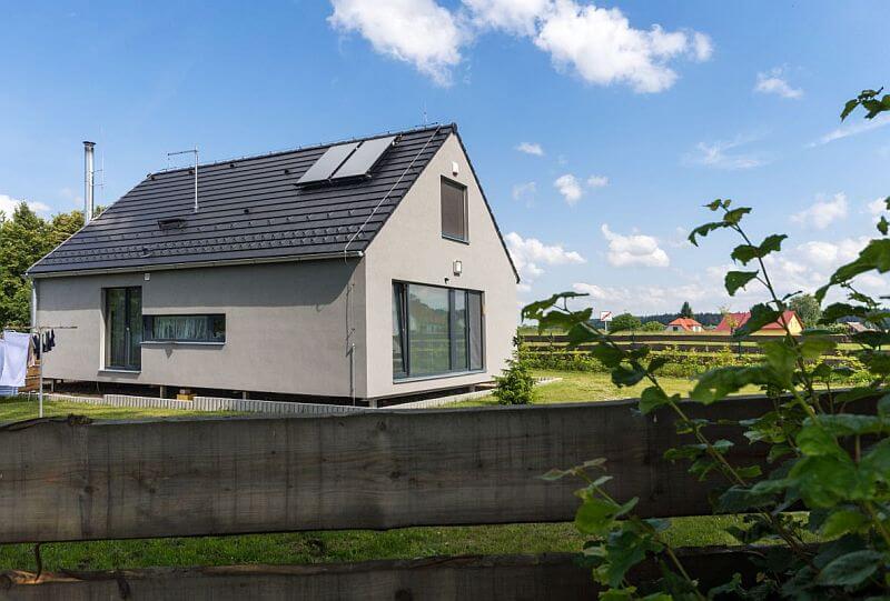 dum-na-brehu-rybnika-dum-s-oplocenim