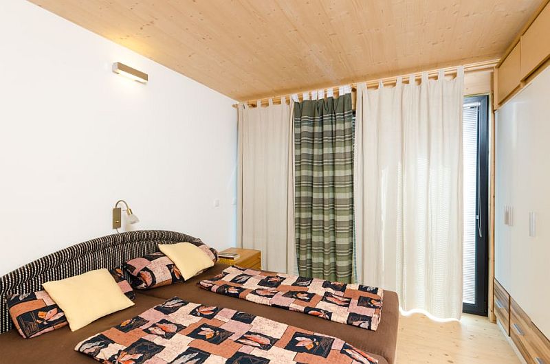 dum-na-brehu-rybnika-loznice