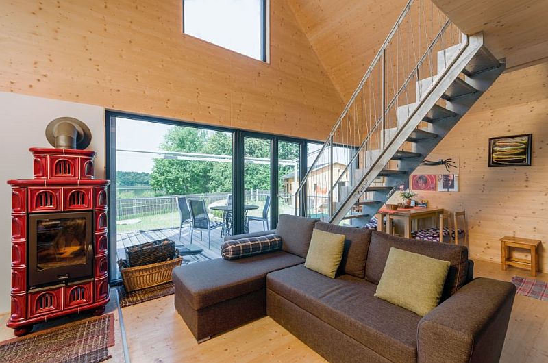 dum-na-brehu-rybnika-obyvak-krbova-kamna