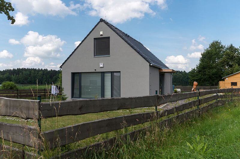 dum-na-brehu-rybnika-plot-u-domu