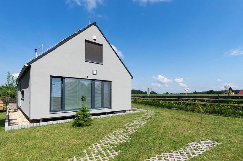 dum-na-brehu-rybnika-pohled-na-dum-zepredu