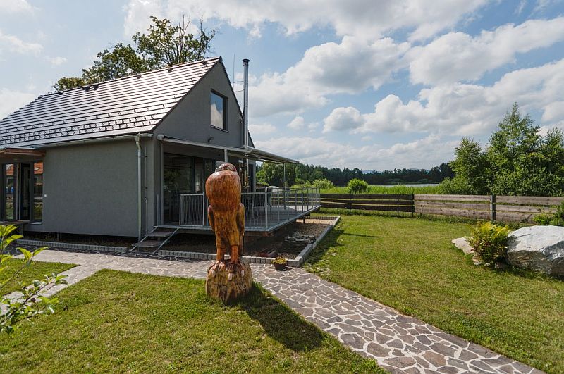 dum-na-brehu-rybnika-predek-domu