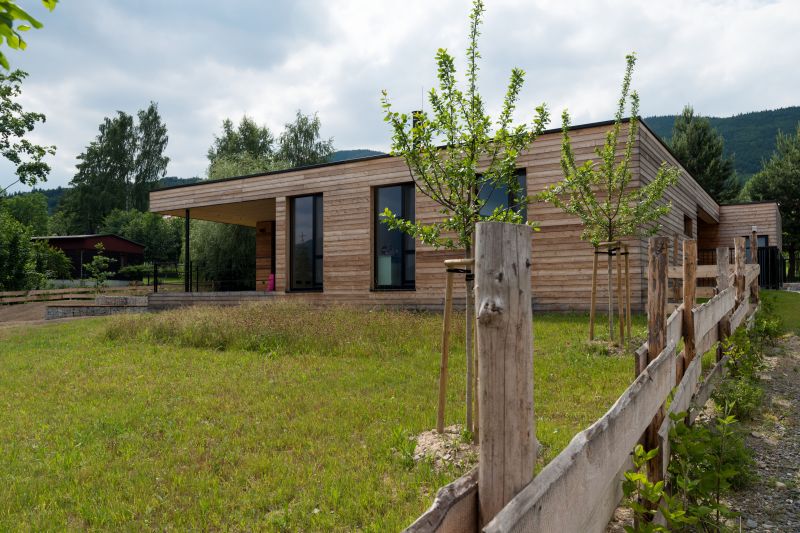 moderni-drevostavba-cesta