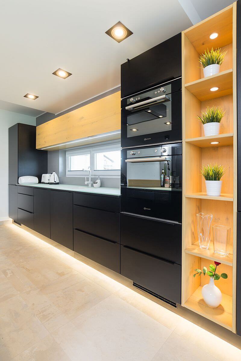 moderni-patrova-drevostavba-cerna-kuchyne