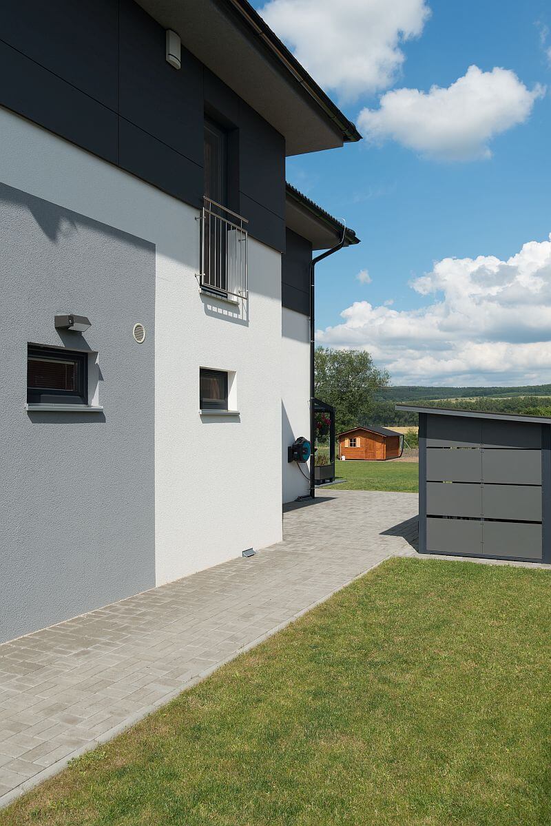 moderni-patrova-drevostavba-chodnik