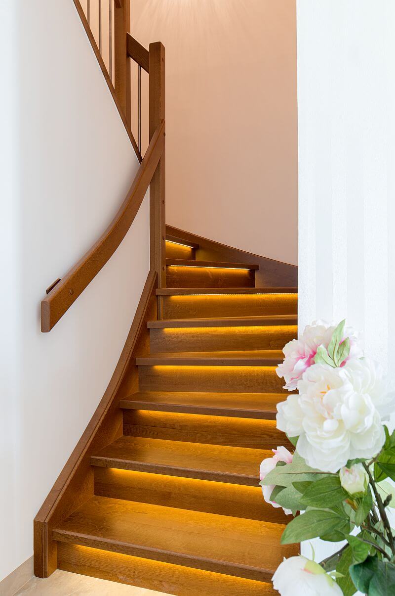 moderni-patrova-drevostavba-schodiste