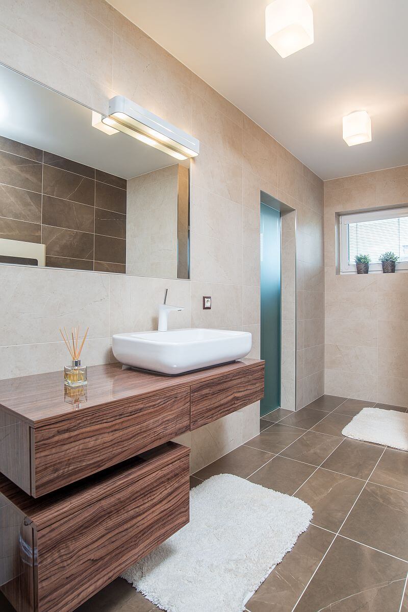 moderni-patrova-drevostavba-svetla-koupelna