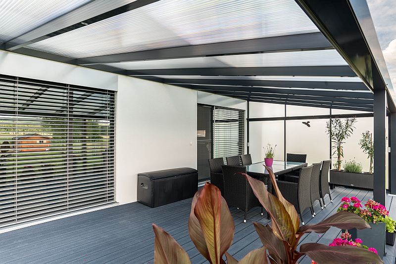 moderni-patrova-drevostavba-terasa