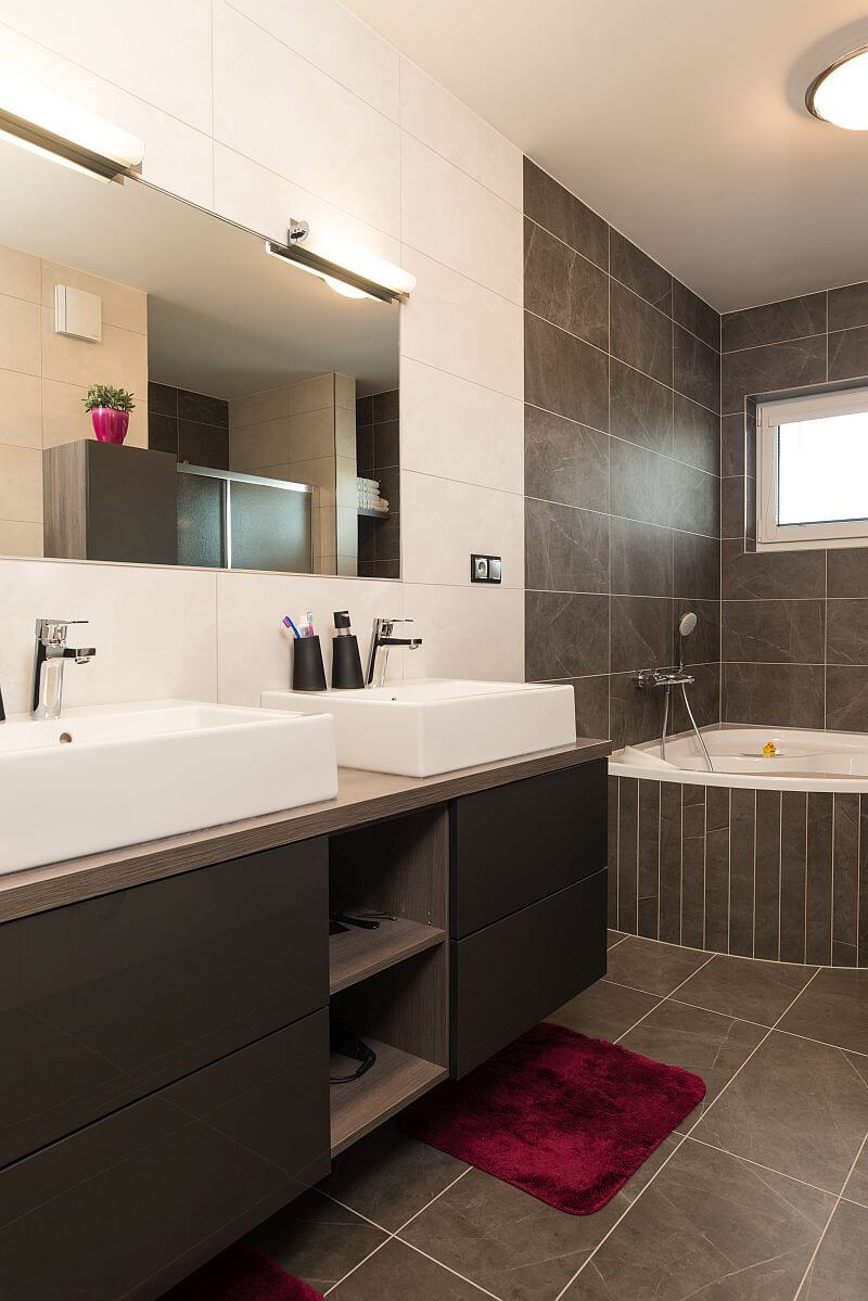 moderni-patrova-drevostavba-tmava-koupelne