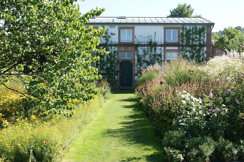 10--okrasna-zahrada-a-cesta