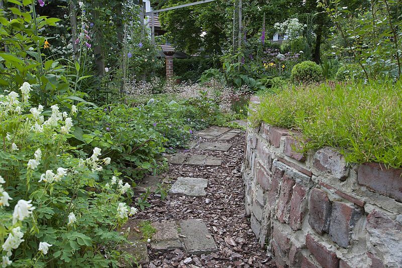 9-okrasna-zahrada-a-cesta