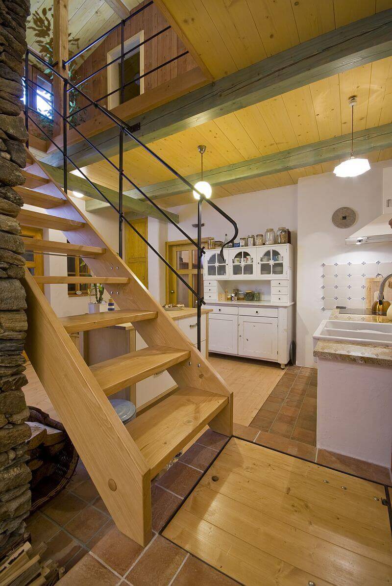 drevostavba-Krkonose-schodiste-do-patra