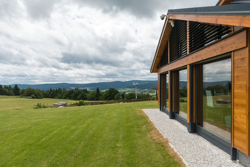 Sumavska-drevostavba-pohled-na-udoli