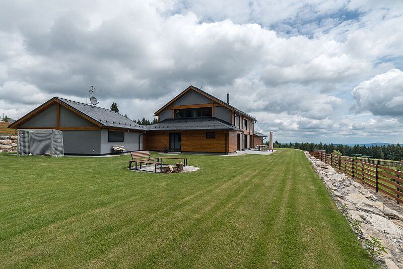 Sumavska-drevostavba-pozemek-u-domu