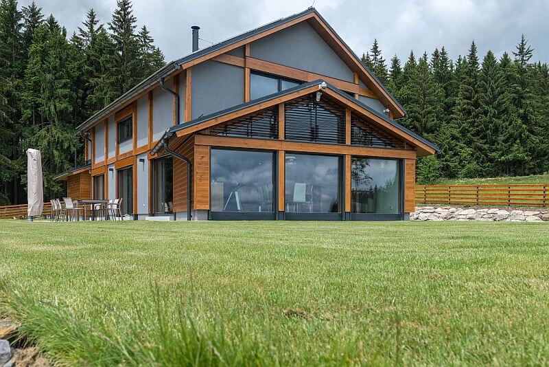 Sumavska-drevostavba-proskleny-dum