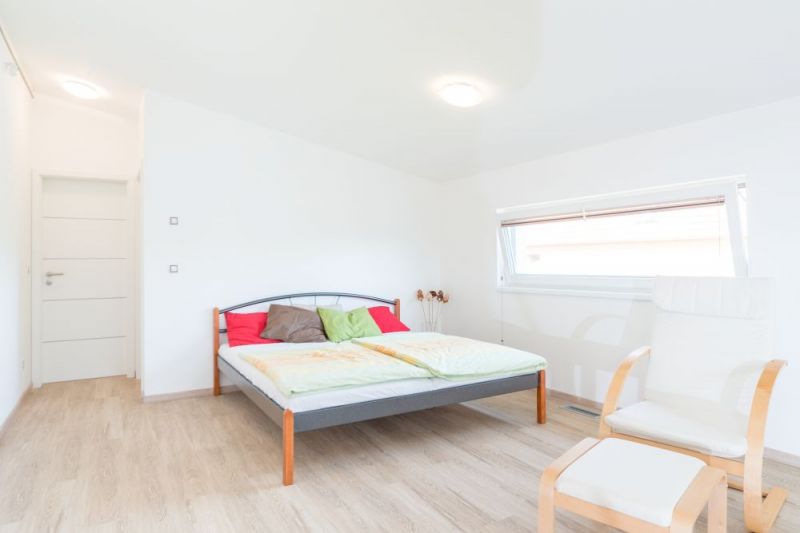 DrevoaStavby-navsteva-drevostavby-Alfahaus-interier-loznice