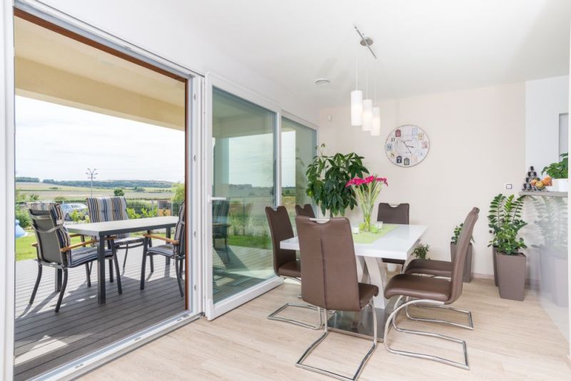 DrevoaStavby-navsteva-drevostavby-Alfahaus-terasa