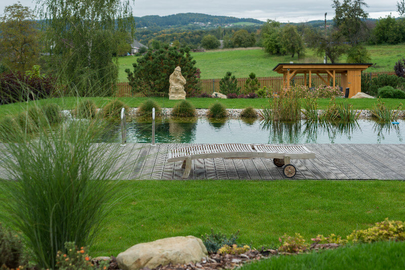 navsteva-roubenky-Hanis-posezeni-u-jezirka