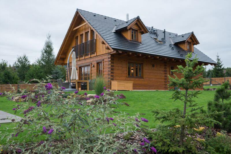 navsteva-roubenky-Hanis-roubenka-z-boku