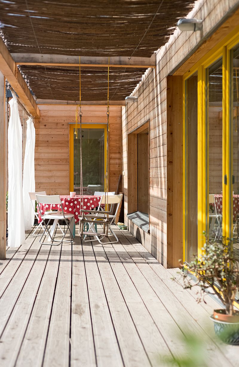 drevostavba-CLT-panelu-posezeni-na-terase