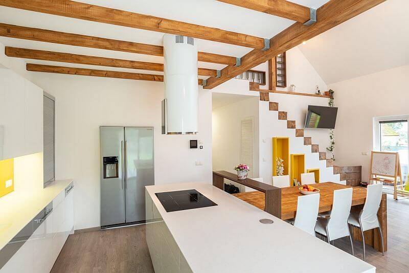 moderni-pasivni-drevostavba-detail-kuchyne-s-obyvacim-pokojem