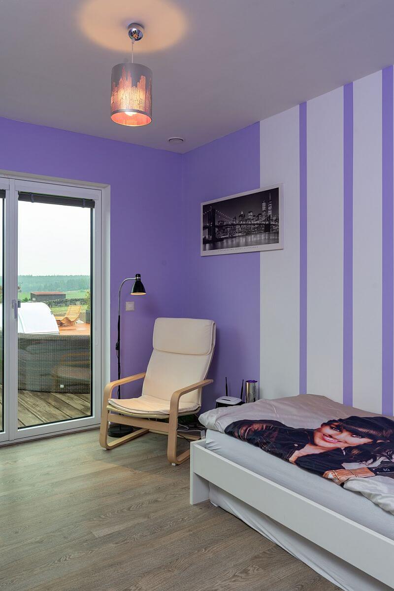 moderni-pasivni-drevostavba-fialovy-detsky-pokoj