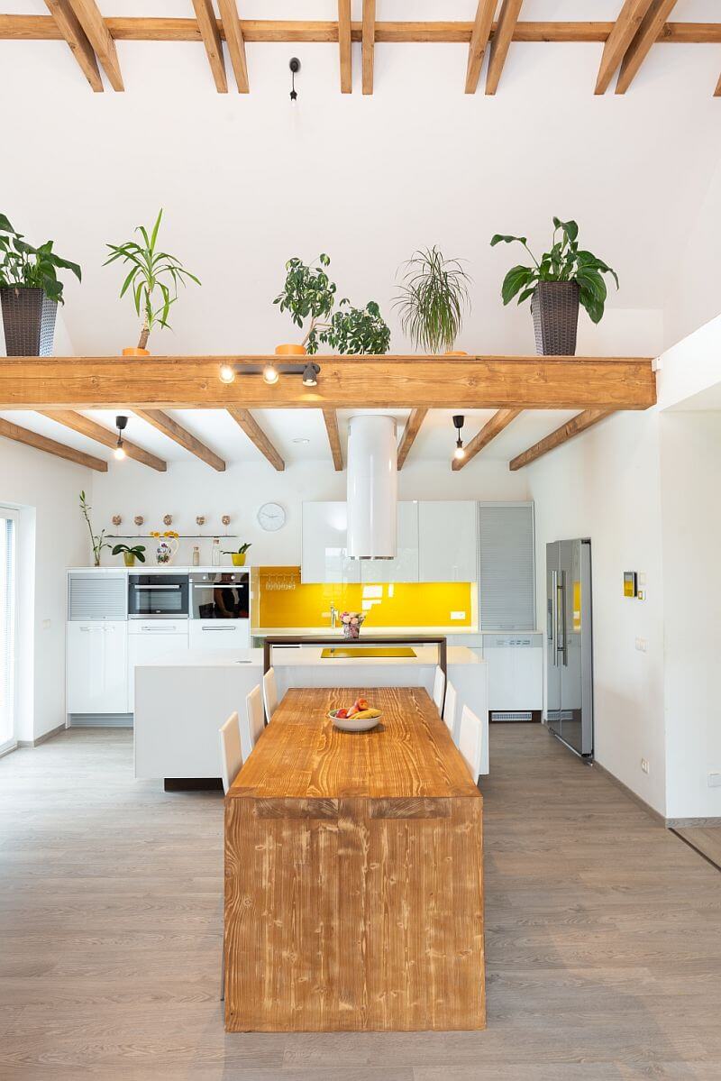 moderni-pasivni-drevostavba-pohled-na-kuchyn